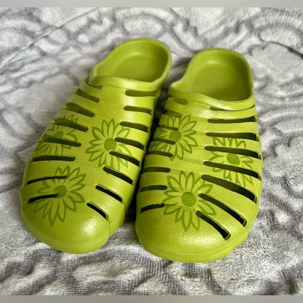 Midwest Quality Gloves Garden Clogs – Green Daisy Cutout – Size 7